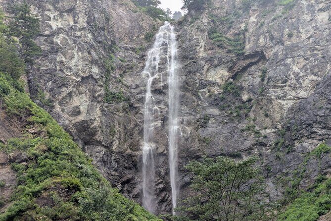 1 Day Tour from Kanazawa Tedori Gorge White Road and Shirakawa Go - What to Pack: Comfort for Steps, Mountains, and Boxed Lunches