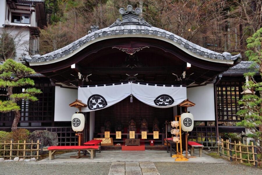 1-Day Tour from Takayama: Unveiling the Charm of Gero Onsen - Gassho Village: thatched-roof houses and the Hida story behind them