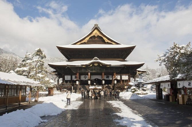 1-Day Winter Tour From Nozawa Onsen: Snow Monkeys, Zenko-ji Temple & Sake - From Nozawa Onsen to Nagano highlights: timing and group size