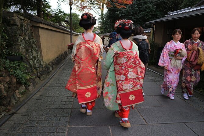 1 Hour Geisha Show in Kyoto - Kamishichiken Street: where the performance energy starts