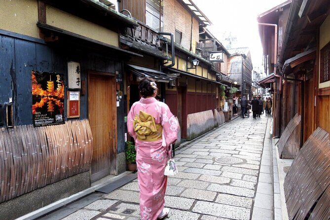 2 Hour Night Walking Tour Throughout Gion with snack - Yasaka Shrine stop: a 30-minute reset with real context