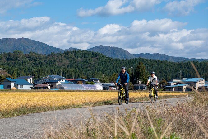 3 Hour Cycling Tour in Kakunodate - From the Nairiku Line to an unmanned station: the fun start