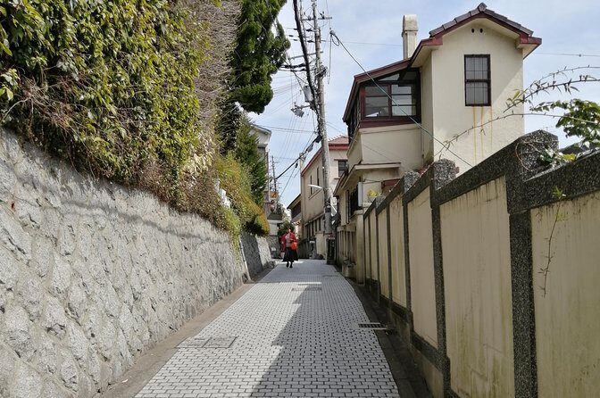 4-Hour Multicultural Kobe Walking Tour with Genuine Kobe Beef - Guides like Kaori and Sumile: English, warmth, and helpful details