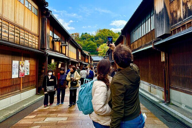 7 Hours Kanazawa Private Guided Tour - Oyama Shrine and the Shinmon gate photo moment