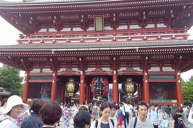 8-hour Tokyo tour by qualified tour guide using public transport - Tsukiji Jogai Market: Outside Market Walk