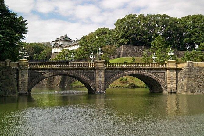 8-hour Tokyo tour by qualified tour guide using public transport - Imperial Palace East Gardens (Gyoen) and Gaien