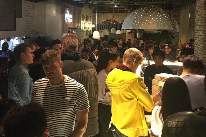 AllWeCanDrink "Can Come Alone" Shibuya Friending Party Experience - 19:45–21:45: Chat Time in a Standing Bar, Plus Uno, Jenga, and Trump