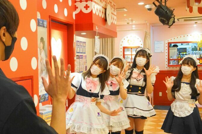 Anime shopping tour in Osaka: figures, Manga, Maid Cafe, Knife - What you actually get: capsule toys, snacks, trading cards, manga vibes