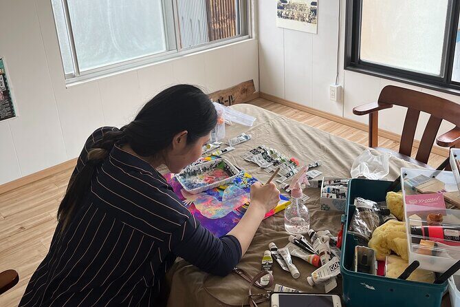 Art Workshop with a Local Painter in a Century-old Japanese House - Art class in Beppu with Tomoe Higashi’s hands-on teaching