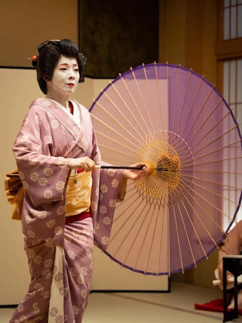 Asakusa: Geisha Performance and Tea House Experience - The geisha dance and live shamisen: artistry you can see up close
