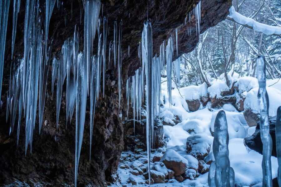 Bamboo Ice Cave: Snowshoe to see a natural phenomenon! - Lunch by the cave: warm fuel in a snowy setting