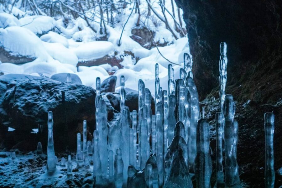 Bamboo Ice Cave: Snowshoe to see a natural phenomenon! - Getting close to bamboo ice formations