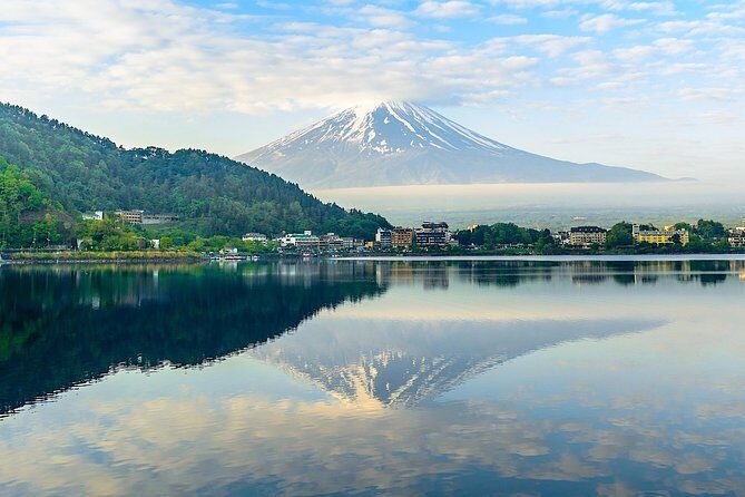 Barrier-Free Private Mt. Fuji Tour for Wheelchair Users - Stop 3: Itchiku Kubota Art Museum kimono art and traditional dyeing