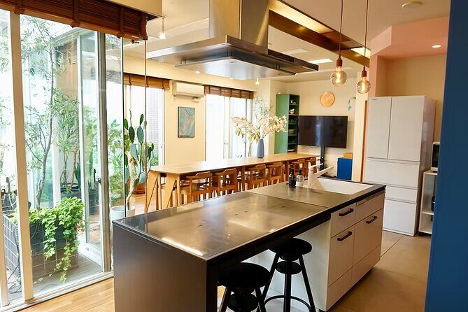 Cook Favorite Japanese Dishes with a Tokyo Mom - How Aki Teaches: Clear Steps, Pictures, and Cooking That Looks Good