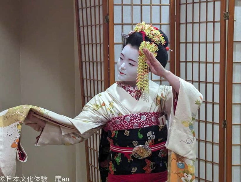 Dance and Game with Maiko - A Quick Maiko Fix Near Gojo Station