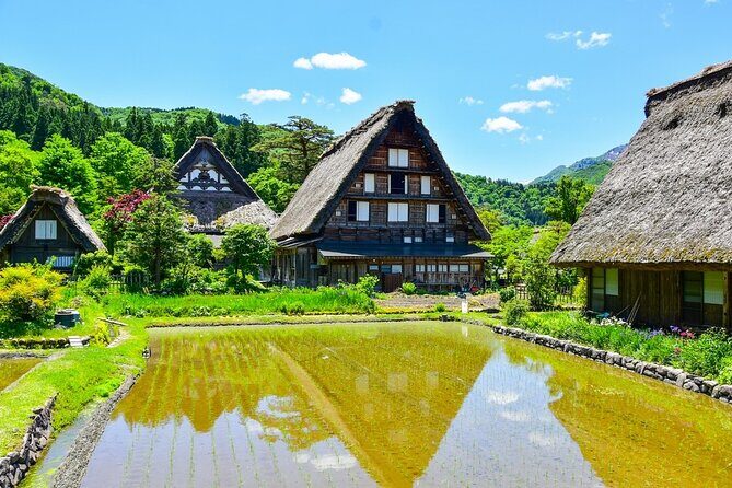 Departing from Takayama [Regular sightseeing bus] World Heritage Sites Shirakawago and Gokayama Ainokura - Stop 2: Historic Villages of Shirakawa-go Gassho-Style Houses (When the Main Scene Hits)