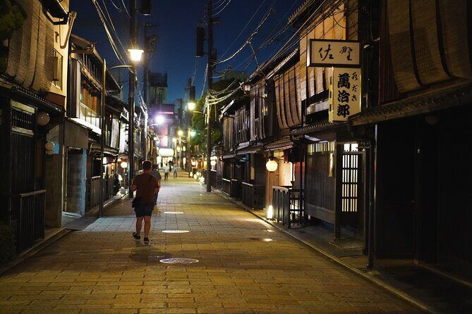 Dinner with Maiko in a Traditional Kyoto Style Restaurant Tour - Gion stroll: machiya streets, etiquette cues, and quick surprises