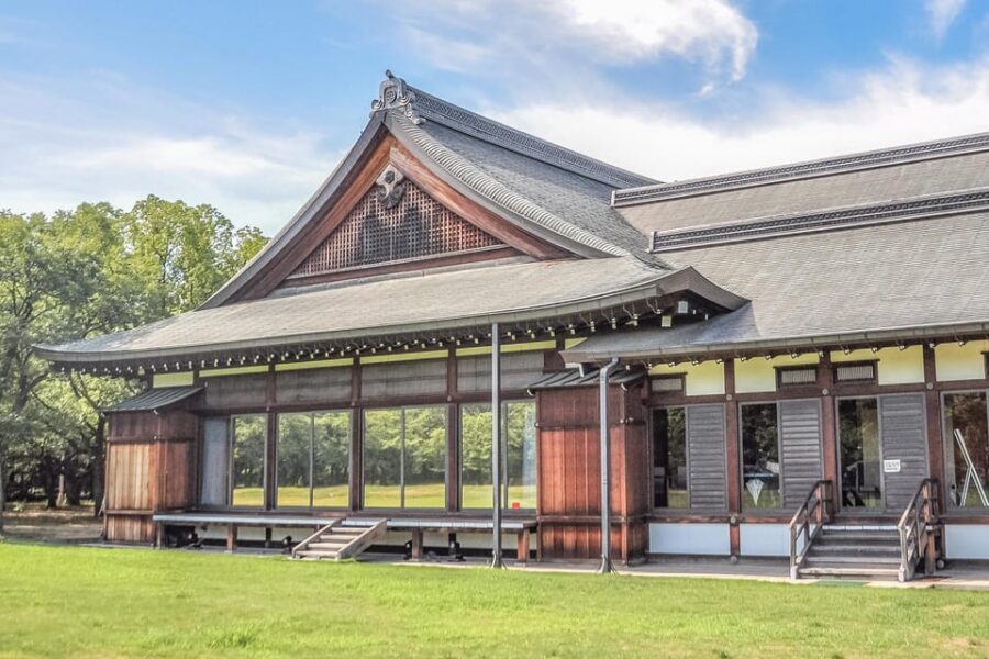 Discover Osaka, Private Customizable Tour with Expert Guides - Shitennoji Temple: When the Day Slows Down