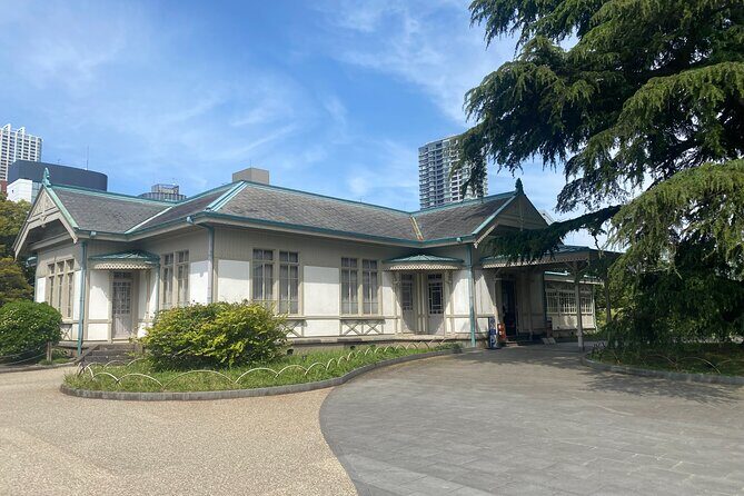 Discover the History of Shinjuku Gyoen – Private Walking Tour - Goryōsho Pavilion: Scenic Views With a Purpose