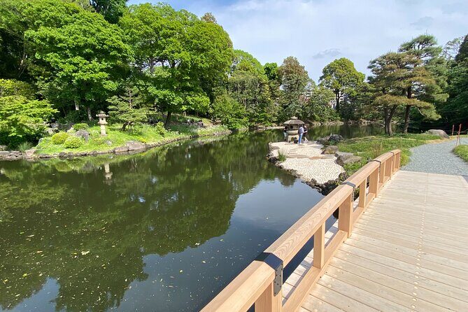 Discover the History of Shinjuku Gyoen – Private Walking Tour - Traditional Japanese Gardens: Seeing the Details You’d Miss Alone