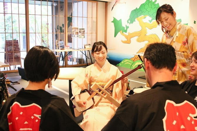 Easy for everyone! Now you can play handmade mini shamisen and show off to everyone! Musical instruments, sweets and live music - Live music and tea sweets: why this small pause is smart