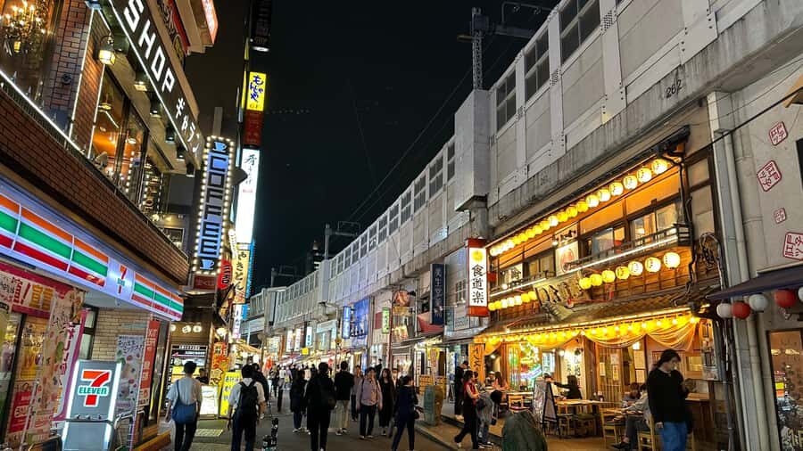 Eat/Drink like a LOCAL-Taverns & Ramen - What you learn while eating: the real culture bits