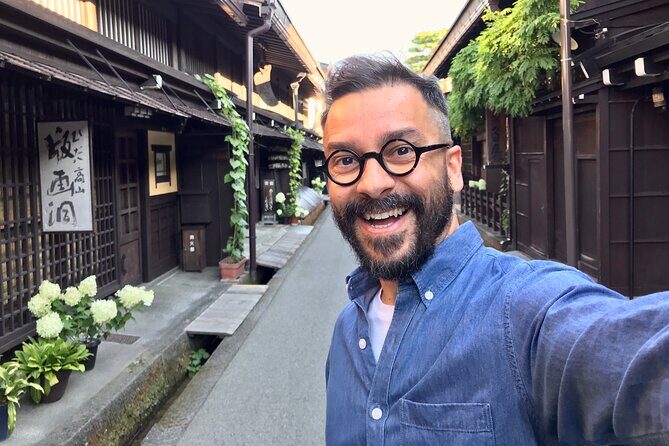 EXPERIENCE TAKAYAMA OLD TOWN 30 MINUTES walk - Meet Luca at Rokujyuban60 and Walk to Nakabashi