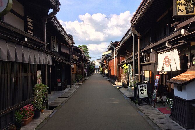 EXPERIENCE TAKAYAMA OLD TOWN & MORNING MARKETS in 1 Hour! - Meeting point to Nakabashi: why the logistics work