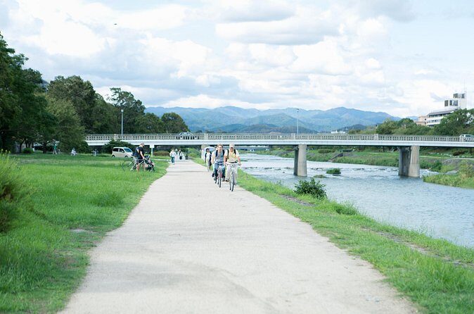 Explore Hidden Alleyway with a Local Expert (Afternoon Tour) - Kyoto Imperial Palace: Gravel Paths and Seasonal Garden Atmosphere
