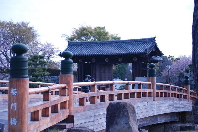 Explore Himeji Castle a Guided Walking Tour - Meeting at Himeji Station and keeping the group manageable