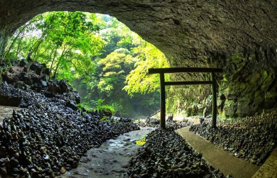 From Fukuoka: Miyazaki, Takachiho Gorge and Shrines Day Tour - Kamishikimi Kumanoimasu Shrine: lanterns and a luck hole