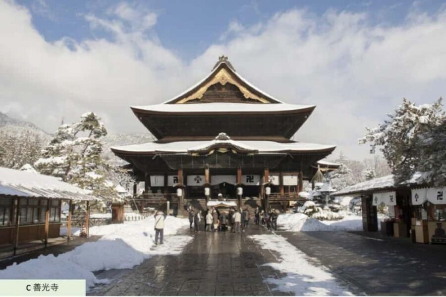 From Myoko Kogen: Snow Monkey Park and Zenkoji Temple Tour - Sake tasting at Yoshinoya: culture without pressure