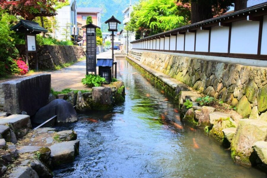 From Takayama: Delve into Hida-Furukawa's Cultural Treasures - Traditional village + the workshop/secret stop: weaving your own keepsake