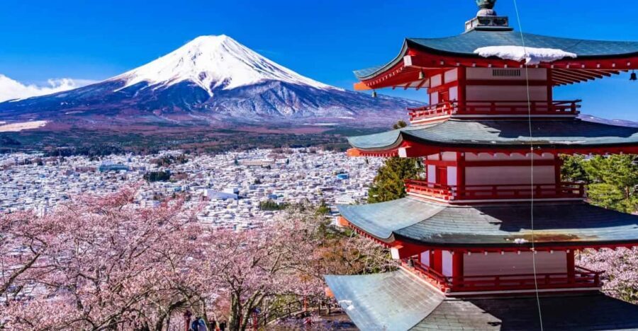 From Tokyo: Fuji Mountain Area - FujiQ - Lake Kawaguchiko - Chureito Pagoda - The Fuji viewpoint time: more than one “Mt. Fuji photo stop”