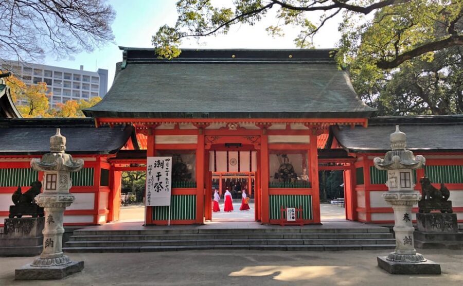 Fukuoka Essentials: History, Culture, & Charms - Kushida Jinja: the main shrine energy and the Hakata Gion Yamakasa connection