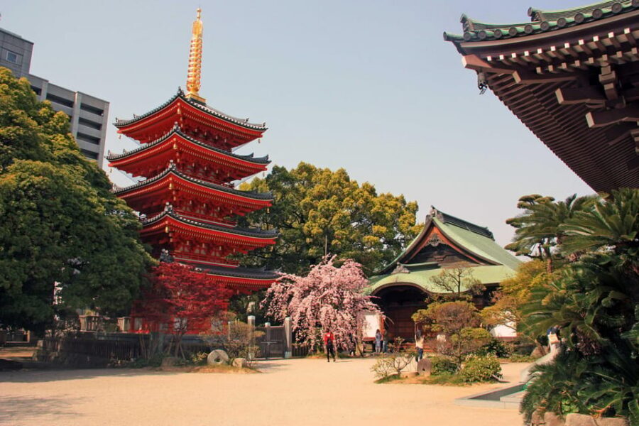 Fukuoka Essentials: History, Culture, & Charms - Kawabata Shopping Street: 15 minutes to see, hear, and taste local Fukuoka