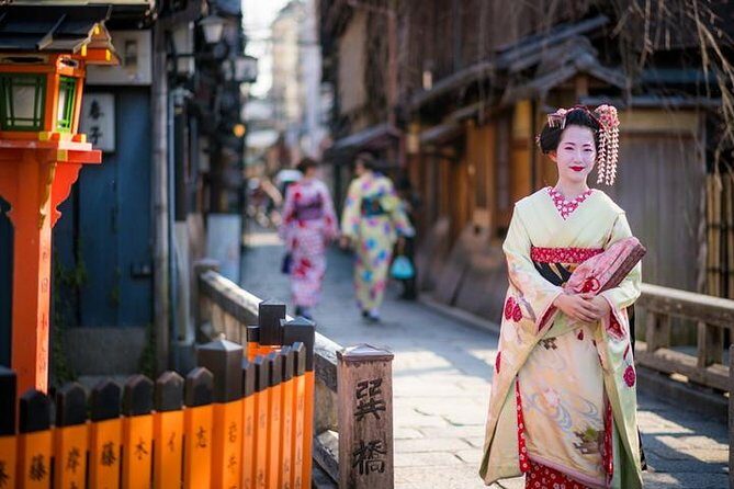 Gion and Fushimi Inari Shrine Kyoto Highlights with Government-Licensed Guide - Entering Fushimi Inari Taisha: torii gates and a plan that saves your time