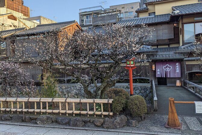 Gion Nocturno: Secretos y Leyendas de las Geishas - Price and what feels like good value at $21.80