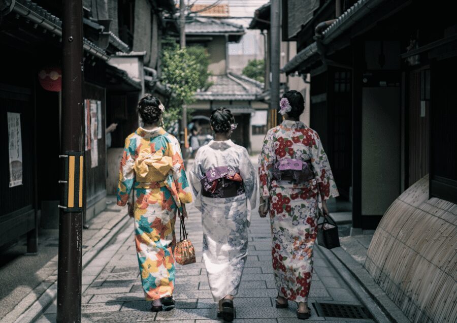 Gion Walking Tour, Geisha Show and Japanese Game in Kyoto - Entering Gion from the Izumo-no-Okuni Statue and actually learning the district