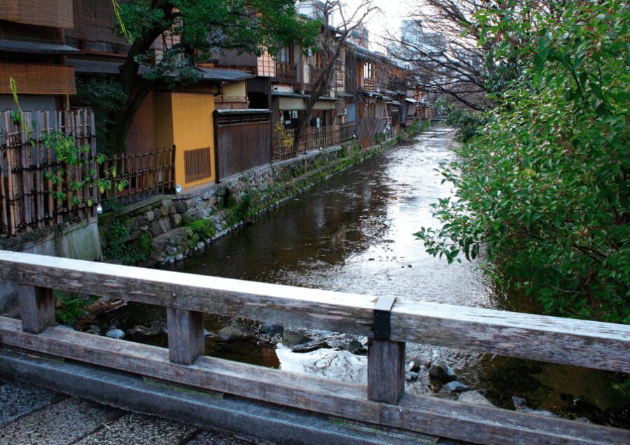 Gion Walking Tour, Geisha Show and Japanese Game in Kyoto - Tea, a Japanese snack, and the feel of sitting together