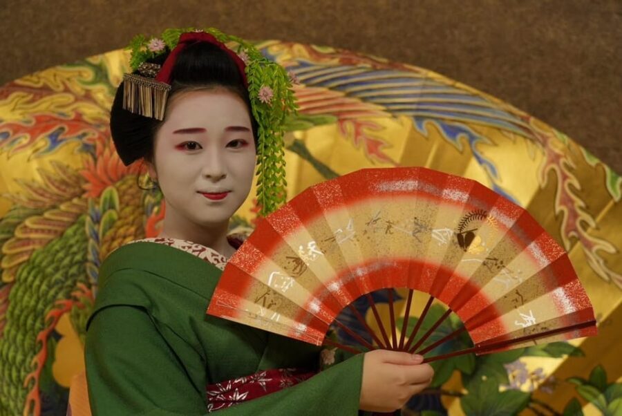 Gion Walking Tour, Geisha Show and Japanese Game in Kyoto - The traditional fan game with the maiko: why it’s more fun than it sounds