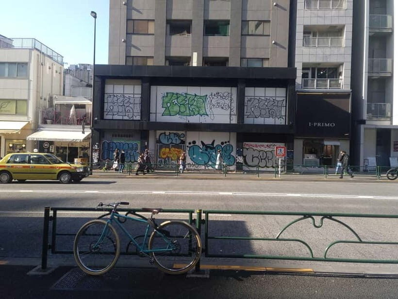 Graffiti in Tokyo Walking Tour: Shibuya and Harajuku - Elena Calderon’s street-level method: how you learn to see tags and murals