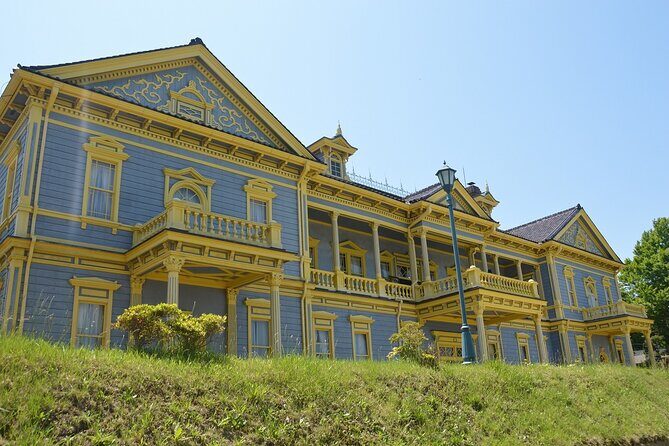 (GROUP PRICE)Private Hokkaido Guided Day Tour with Transportation - Motomachi and Suehirocho: Historic Streets and Slope Views