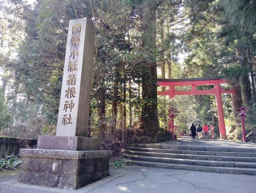 Hakone Adventure: Explore Nature’s Beauty and Tranquility - Hakone Shrine with a timebox: how to make it work on a crowded day