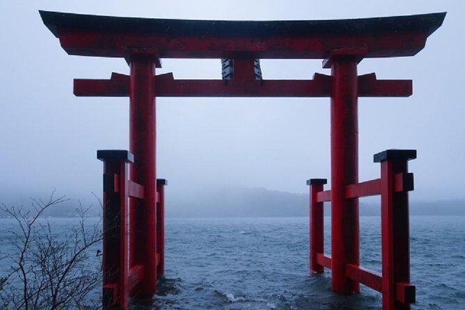 Hakone, majestic moment waiting! - Hakone Shrine / Kuzuryu Shrine: local worship and an old trail feeling