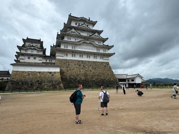 Himeji: Himeji Castle & Kokoen Garden 3.5-Hour Guided Tour - What your guide adds inside the keep: traps, design, and culture