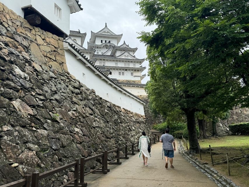 Himeji: Himeji Castle & Kokoen Garden 3.5-Hour Guided Tour - The photo in front of the tower: make it count