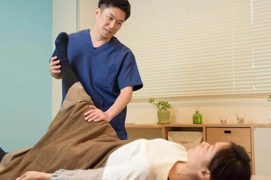 Hiroshima: Acupuncture and Japanese unique massage treatment - The appointment flow: questionnaire, exam, explanation, then treatment