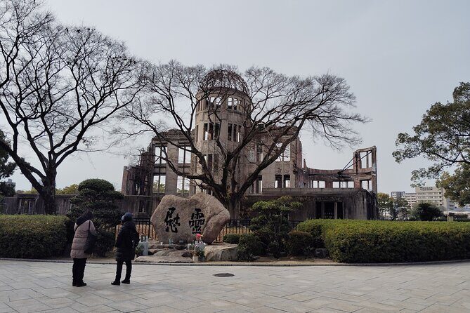 Hiroshima Highlights Guided Tour in 5.5 hours - Itsukushima Shrine: timing your walk and your photos