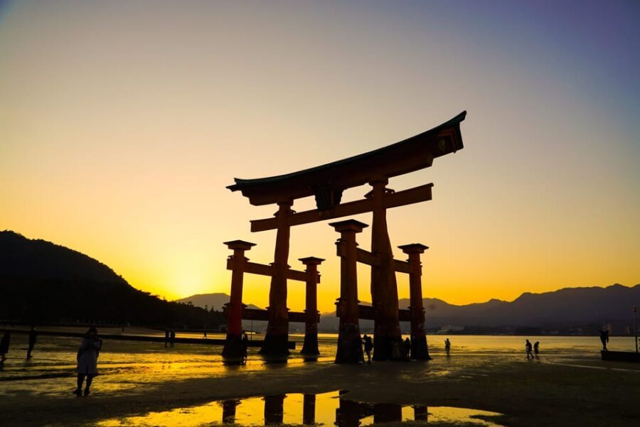 Hiroshima: Miyajima Half-day Historical Walking Tour - Tea/coffee in the forests and the souvenir street wind-down